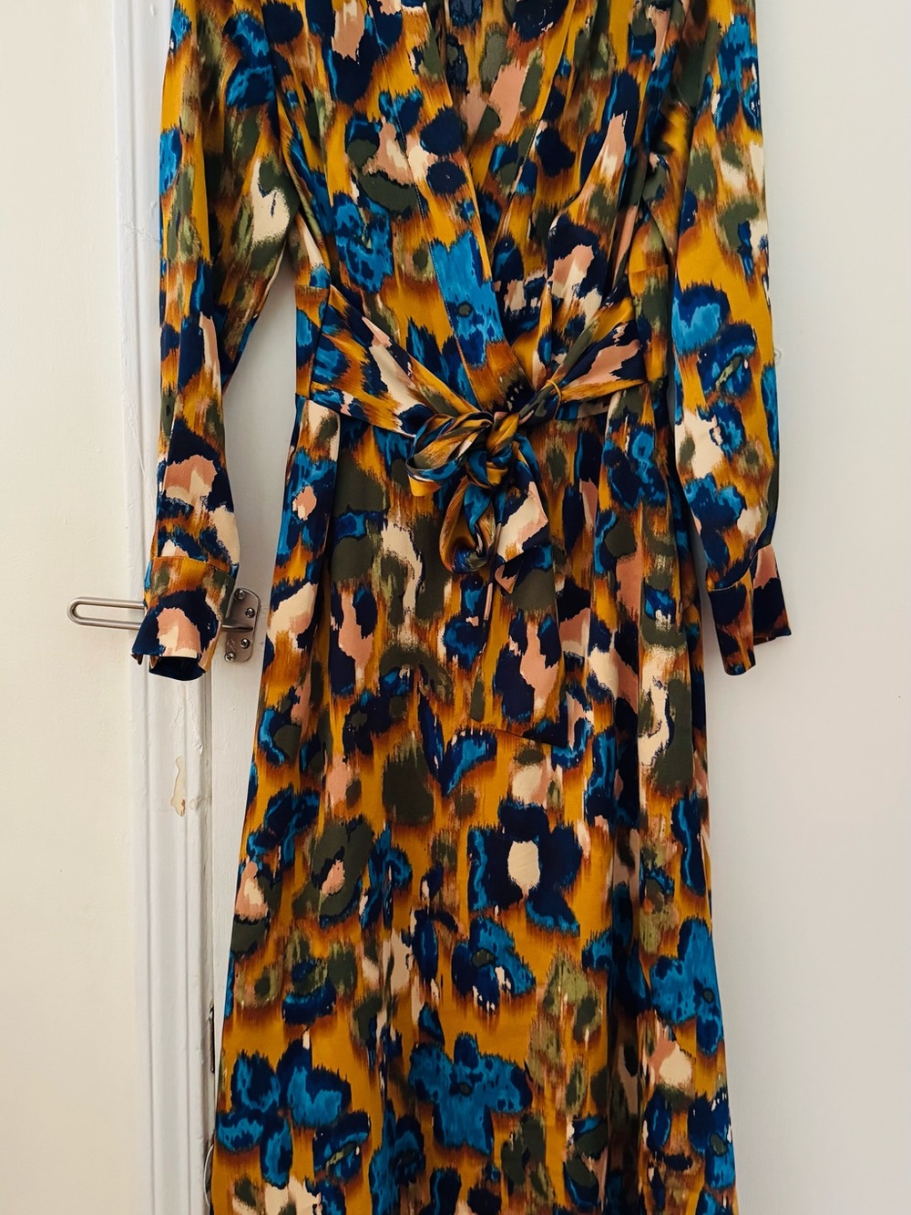 We all know Tahari is back pretty strong.The colors and the pattern r 🔥